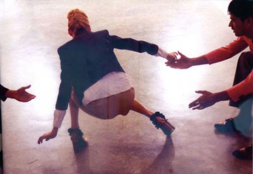 Самые курьёзные падения топ-моделей на подиуме