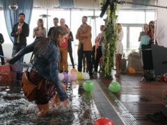 Алексей Чумаков предложил жене помыться в бассейне