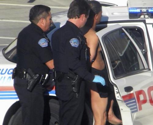 Пассажир устроил стриптиз на борту самолета