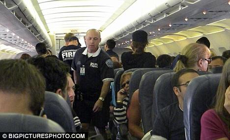 Пассажир устроил стриптиз на борту самолета