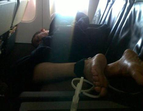Пассажир устроил стриптиз на борту самолета