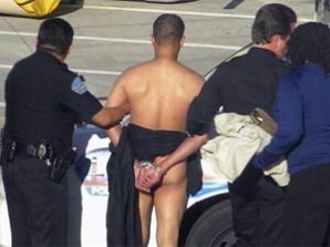 Пассажир устроил стриптиз на борту самолета