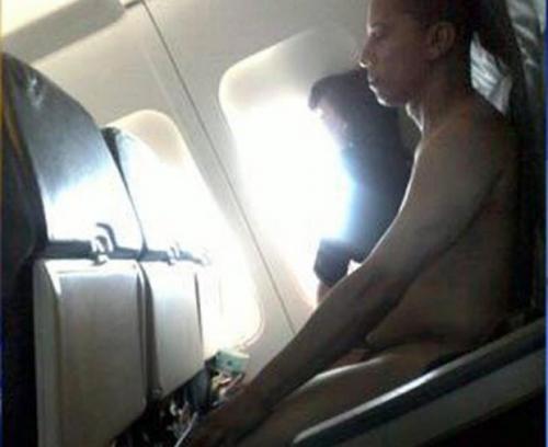 Пассажир устроил стриптиз на борту самолета