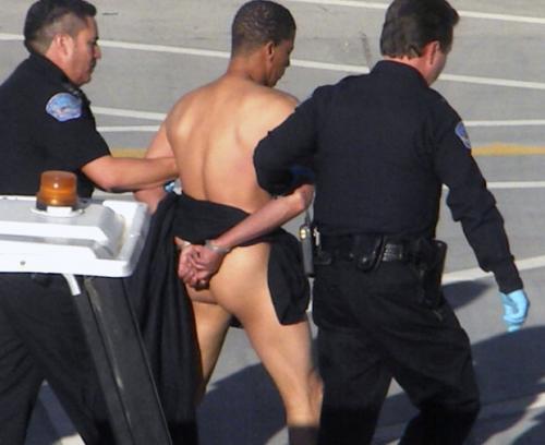 Пассажир устроил стриптиз на борту самолета