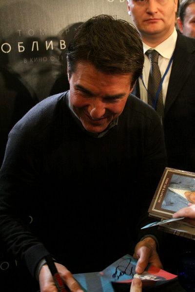 Том Круз приехал в Москву с женой