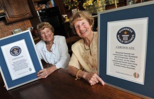 Старейшим близнецам в мире исполнилось 98 лет