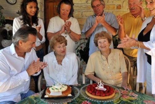 Старейшим близнецам в мире исполнилось 98 лет