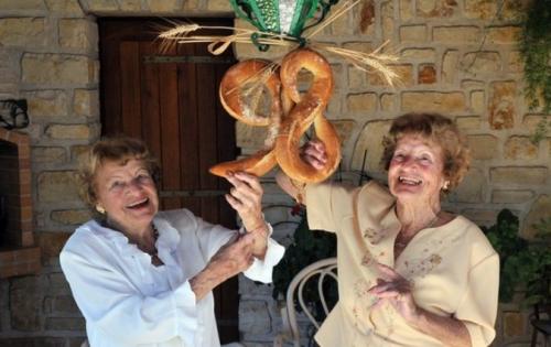 Старейшим близнецам в мире исполнилось 98 лет