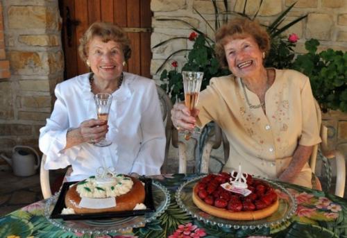 Старейшим близнецам в мире исполнилось 98 лет