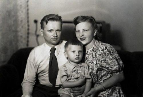 Памятные фотографии знаменитостей и их родителей