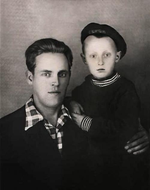 Памятные фотографии знаменитостей и их родителей