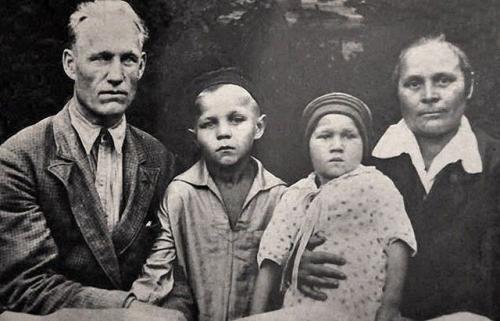 Памятные фотографии знаменитостей и их родителей