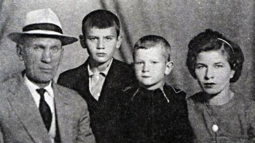 Памятные фотографии знаменитостей и их родителей