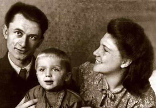 Памятные фотографии знаменитостей и их родителей