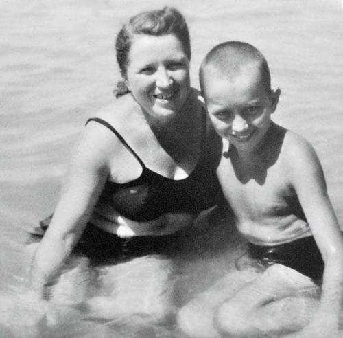 Памятные фотографии знаменитостей и их родителей