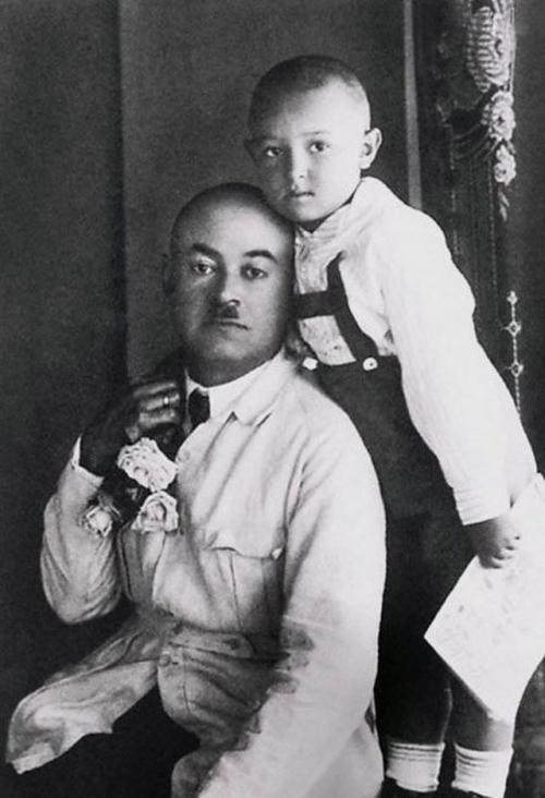 Памятные фотографии знаменитостей и их родителей