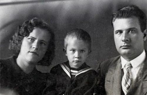 Памятные фотографии знаменитостей и их родителей