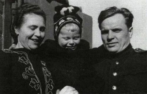 Памятные фотографии знаменитостей и их родителей