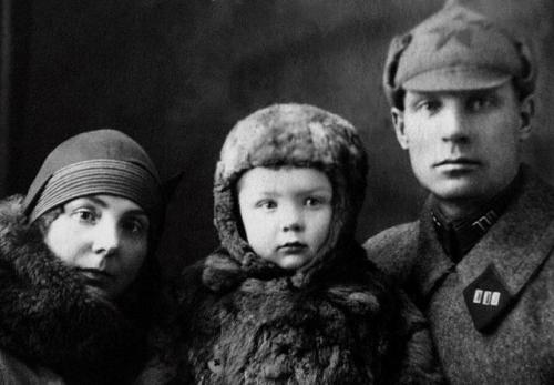 Памятные фотографии знаменитостей и их родителей