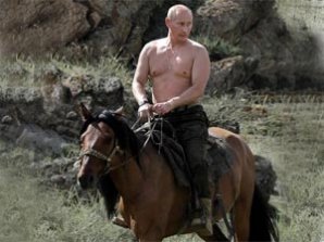 Путина снова застали в Туве с обнажённым торсом