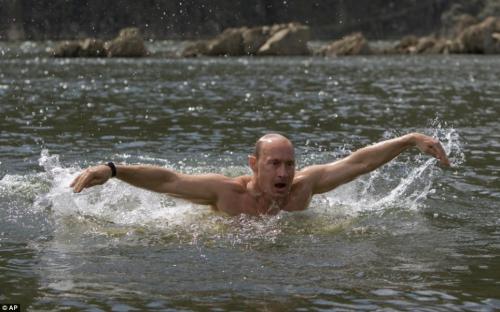 Путина снова застали в Туве с обнажённым торсом