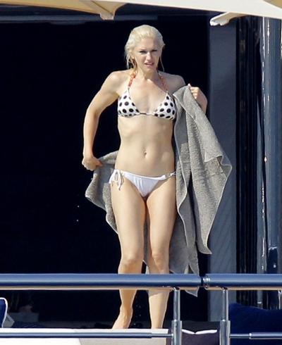 Звезды в бикини с геометрическим узором