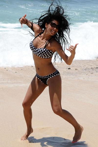 Звезды в бикини с геометрическим узором