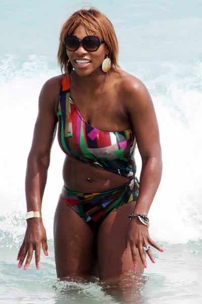 Звезды в бикини с геометрическим узором