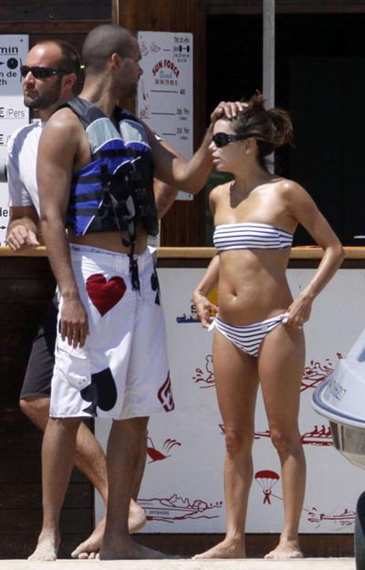 Звезды в бикини с геометрическим узором