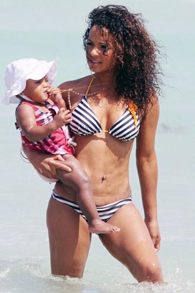 Звезды в бикини с геометрическим узором