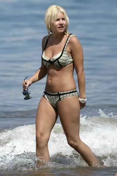 Звезды в бикини с геометрическим узором