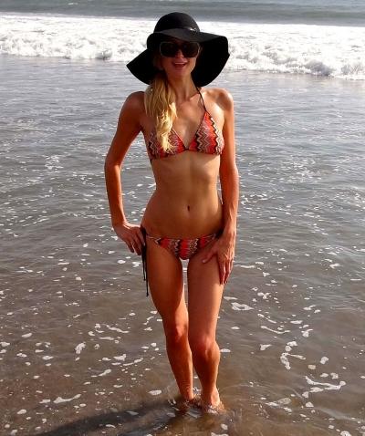 Звезды в бикини с геометрическим узором