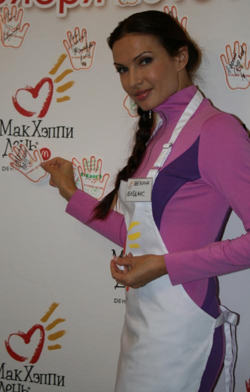 В Москве звезды торговали гамбургерами