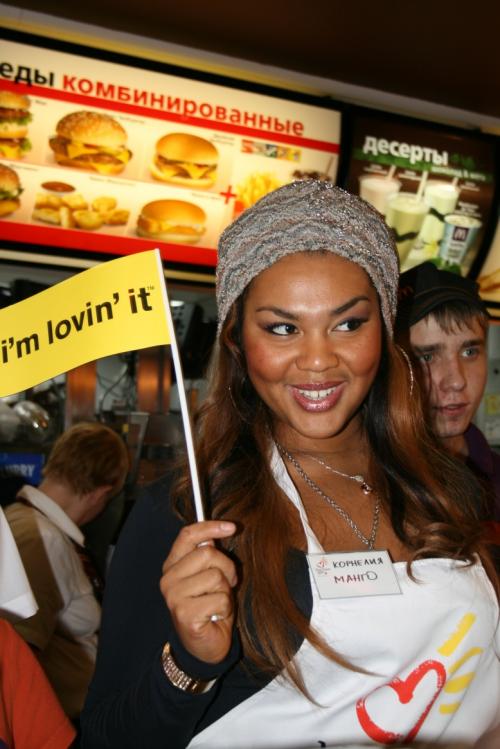 В Москве звезды торговали гамбургерами