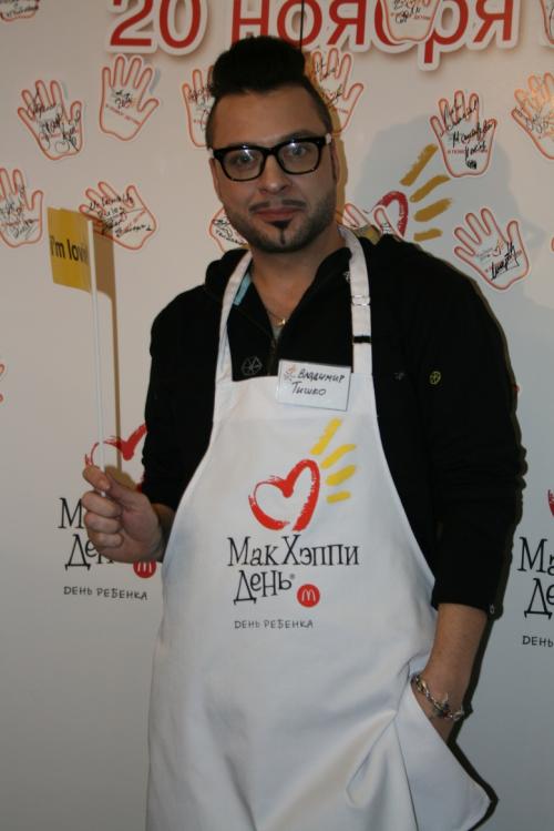 В Москве звезды торговали гамбургерами