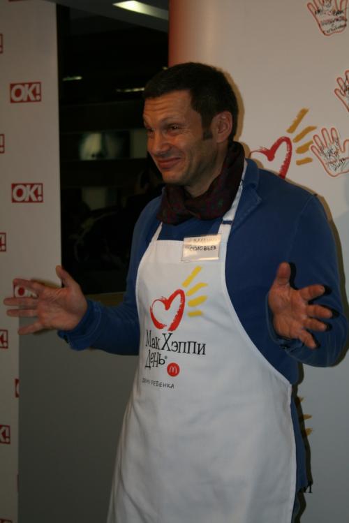 В Москве звезды торговали гамбургерами