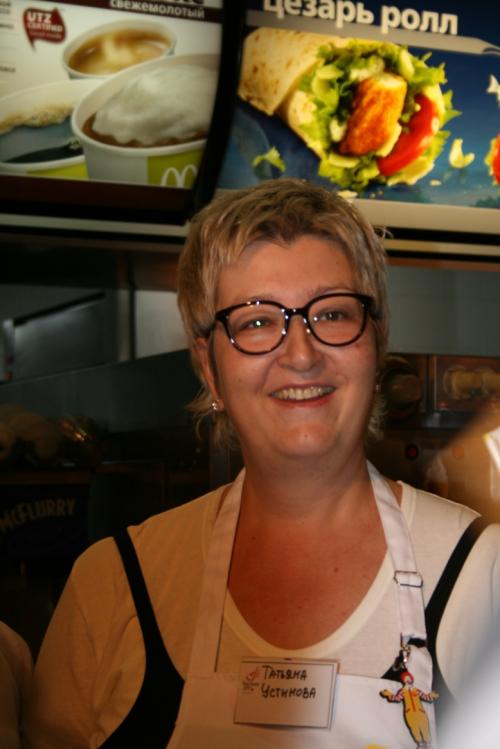 В Москве звезды торговали гамбургерами