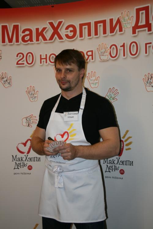 В Москве звезды торговали гамбургерами