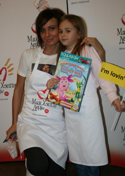 В Москве звезды торговали гамбургерами