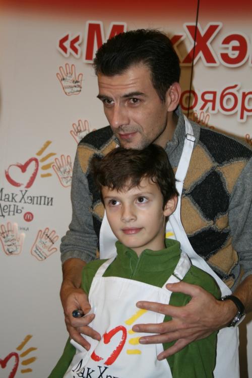 В Москве звезды торговали гамбургерами