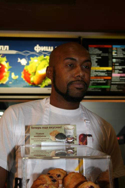 В Москве звезды торговали гамбургерами