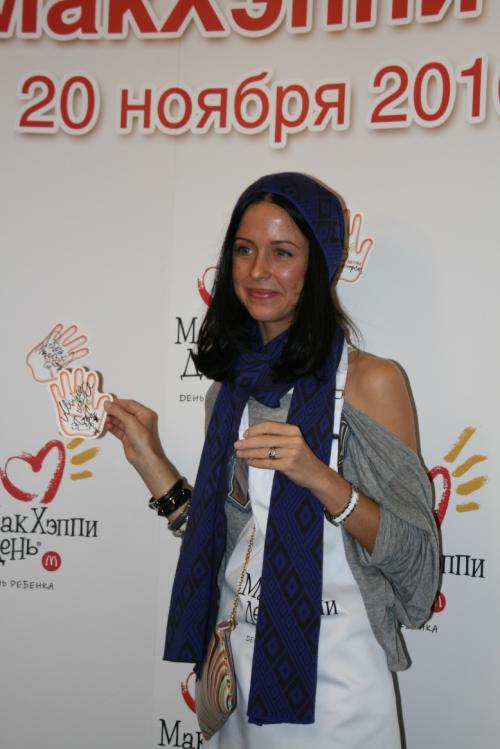 В Москве звезды торговали гамбургерами