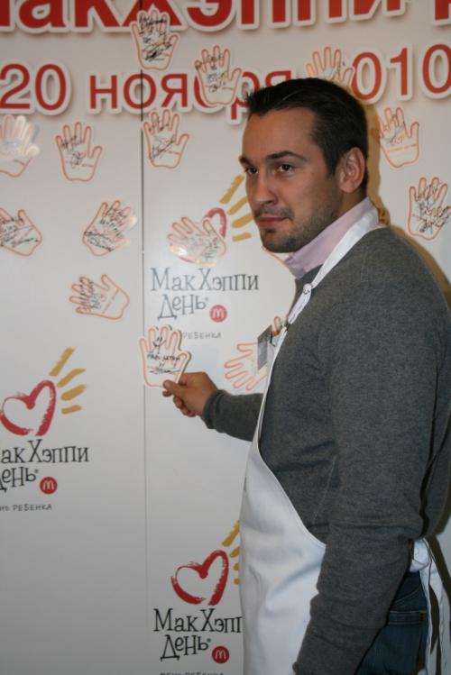 В Москве звезды торговали гамбургерами