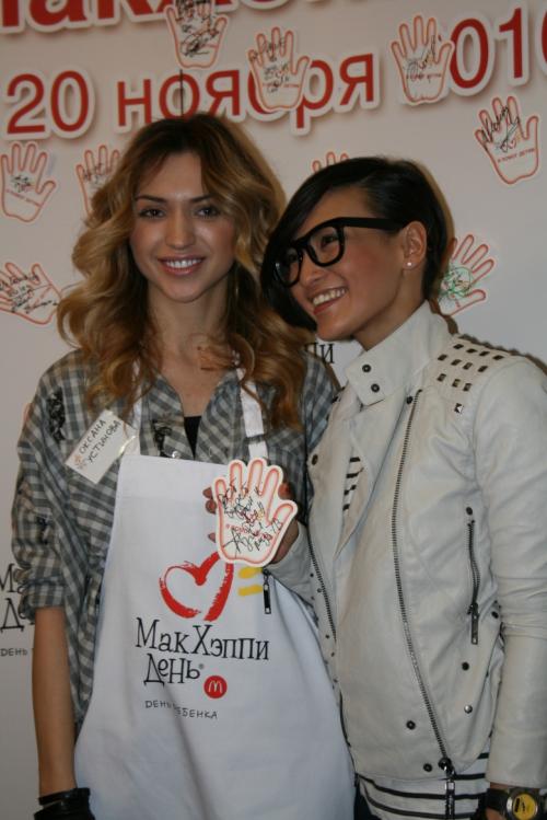 В Москве звезды торговали гамбургерами