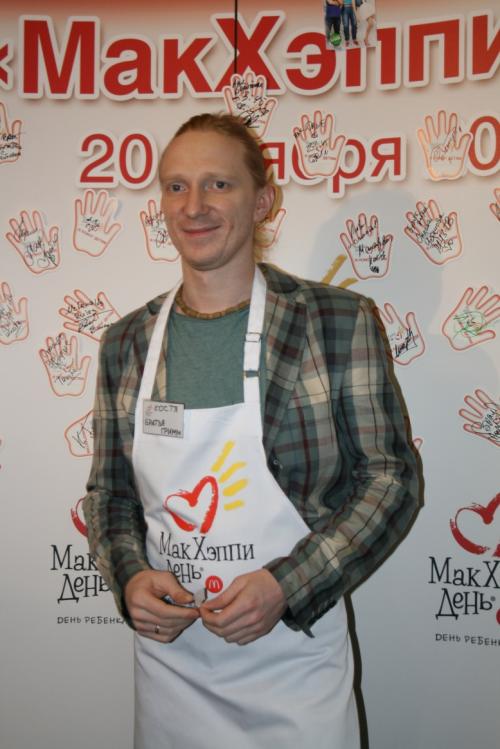 В Москве звезды торговали гамбургерами