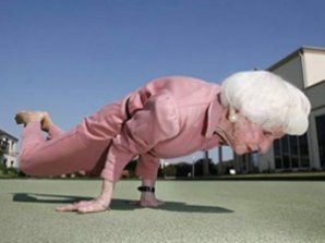 Бабка-йога дает фору брейкдансерам