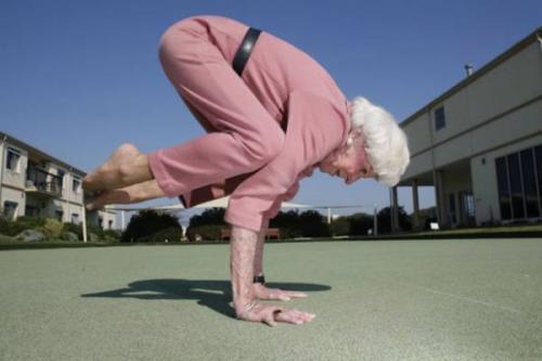 Бабка-йога дает фору брейкдансерам