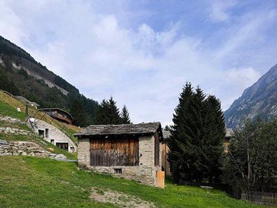 Швейцарская вилла расположена внутри горы