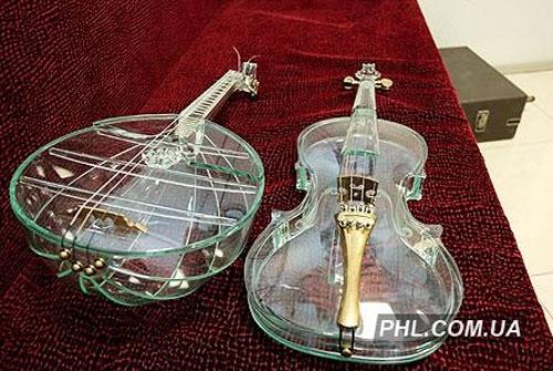Музыкантам сделали стеклянную скрипку