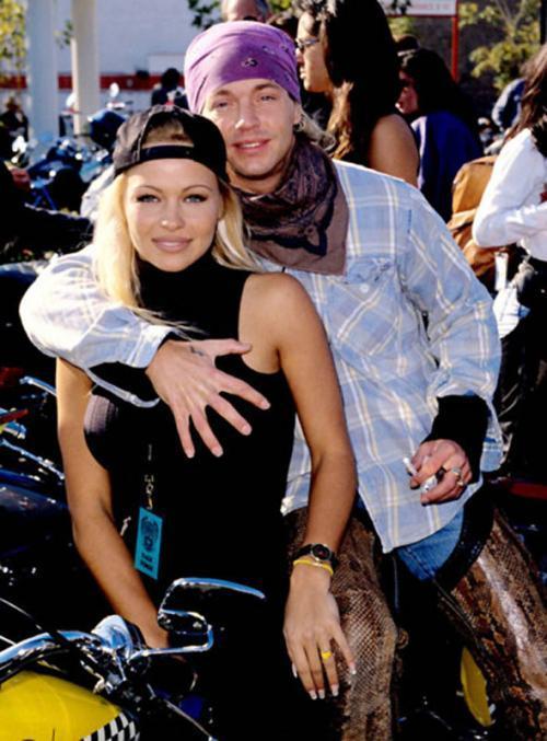 Первая любовь: с кем знаменитости встречались в юности